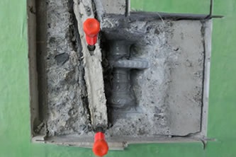 建築不具合の現場確認を行う様子