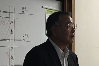 建築問題について説明する様子