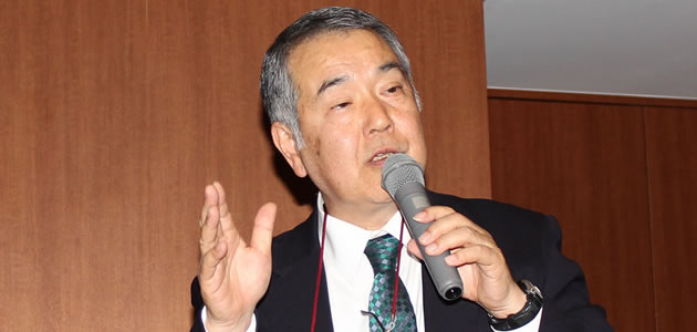 建築技術について講演を行う様子