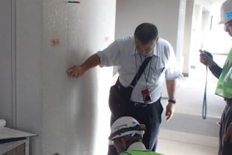 建築現場で確認を行う一級建築士
